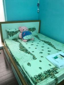 胡志明市赛贡奈民宿（特兰庄园） 的睡在床上的泰迪熊