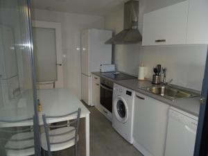 卡拉塔尤德Apartamento Plaza San benito 4的厨房配有水槽和洗衣机