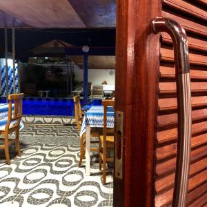帕拉马里博帕拉马里博荷兰小屋酒店的一间用餐室,在房间内配有桌椅