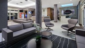 Best Western Plus Miami Intl Airport Hotel & Suites Coral Gables大厅或接待区