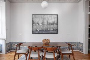 里斯本Nomad's Padaria Collection Lisbon的一间带桌椅的用餐室