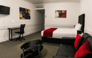 墨尔本Melbourne Kew Central Apartments Official的酒店客房,配有床和沙发