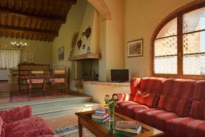 佩萨河谷塔瓦内莱Sole del Chianti的客厅配有两张红色的沙发和一张桌子