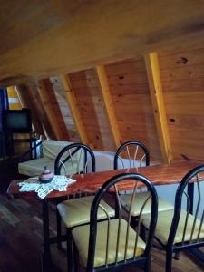 康考迪亚CHE RAJY的一间带木桌和椅子的用餐室