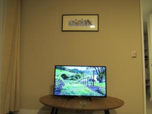 圣地亚哥Birdhouse Apartment的桌子上配有平面电视