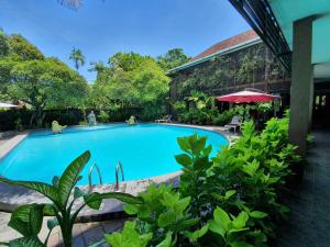 沙努尔Sanur Agung Suite的度假村中央的游泳池