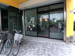 寿丰诚丰JOY民宿的停在商店外的几辆自行车