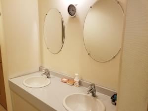 京都Ika Tsumesyo的浴室设有2个水槽和2个镜子