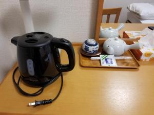 京都Ika Tsumesyo的桌子上的一个红茶水壶