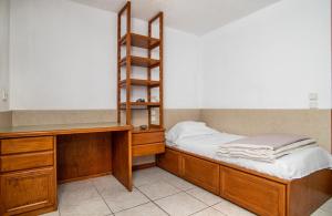 卡利诺岛Villa Popillon 1的一间卧室配有一张床、一张桌子和书架