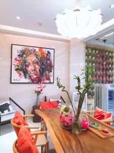 长滩岛BLUE OCEAN BOUTIQUE HOTEL - Boracay Island的一间设有桌子和墙上绘画的用餐室