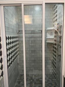 北标府ร่มปาล์มรีสอร์ท สระบุรี Rompalm Saraburi的浴室里设有玻璃门淋浴