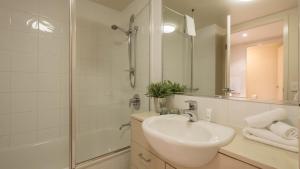 布里斯班Inn on the Park Apartments的白色的浴室设有水槽和淋浴。