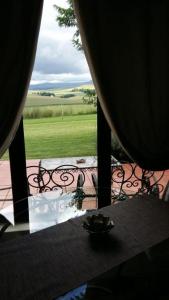 香槟谷渡河酒店的从窗口可欣赏到桌椅的景色