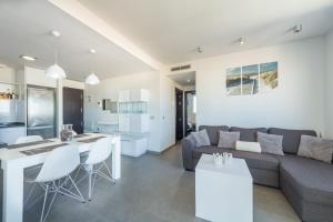 拉马他Aqua Nature 27D的厨房以及带沙发和桌子的客厅。