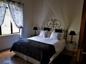香槟谷渡河酒店的一间卧室设有一张大床和一个窗户。