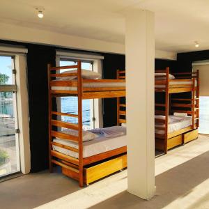 Manhatã Hostel客房内的一张或多张双层床
