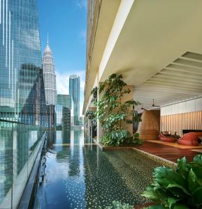 吉隆坡如玛酒店的享有城市美景,设有游泳池。