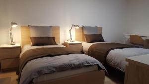 WailLe Domaine de Wail - Legends Resort的两张床位于带两盏灯的房间