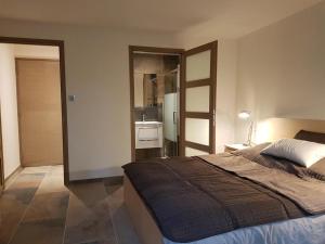 WailLe Domaine de Wail - Legends Resort的一间带大床的卧室和一间厨房