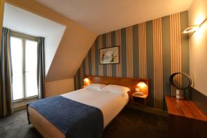 巴黎瑞拉斯杜普来酒店的酒店客房设有床和窗户。
