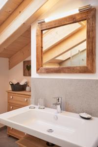 克伦Landhaus Herzogsteig的浴室内白色水槽上方的镜子