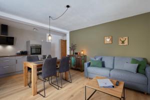 克伦Landhaus Herzogsteig的客厅配有沙发和桌子