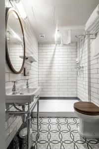 伦敦Aragon House的一间带卫生间、水槽和镜子的浴室