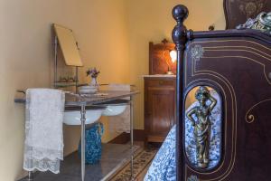 圣斯特凡诺·迪塞斯Residence Villa Valsi的客房内的浴室设有床和水槽