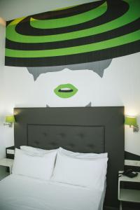 休达Oh Nice Revellin Ceuta的卧室配有一张壁挂式海报的床