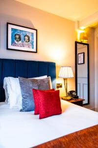 伦敦Aragon House的卧室配有白色床和2个红色枕头