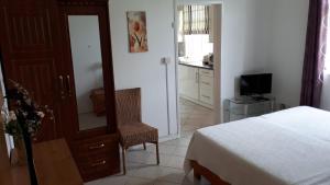 马埃堡Sacha Tourist Residence 2的一间卧室配有一张床、梳妆台和镜子