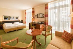 盖尔森基兴布尔莱尔霍夫酒店的酒店客房设有床和客厅。