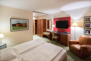 盖尔森基兴布尔莱尔霍夫酒店的酒店客房设有一间带一张床和一张书桌的卧室