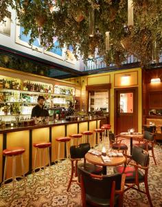 纽约东乡村设计酒店的餐厅的酒吧,带桌子和调酒师