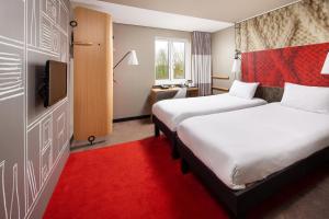 克里克宜必思东拉格比酒店的一间酒店客房,设有两张床和电视