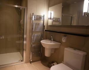 斯通黑文The Marine Hotel的一间带水槽、卫生间和淋浴的浴室