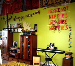 圣罗斯Happy hippies House的墙上有绿色墙壁的房间