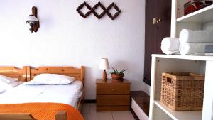 #FLH - Beachfront House - Mikiverna客房内的一张或多张床位