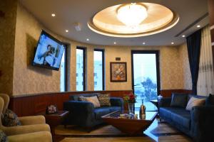 安曼سما عمان للشقق الفندقية Sama Amman Hotel Apartments的客厅配有两张沙发和一台电视机