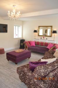 MultyfarnhamThe Stone House, Multyfarnham的客厅配有两张沙发和一个吊灯。