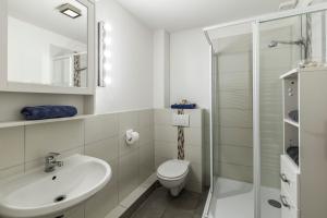 诺德施泰特Haus Amelie的浴室配有卫生间、盥洗盆和淋浴。