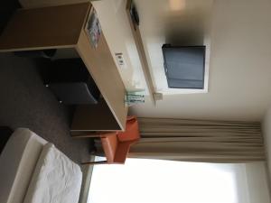 维滕阿尔代酒店的小房间设有电视和小橱柜