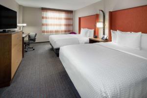 洛杉矶LAX拉金塔旅馆及套房酒店的酒店客房设有两张床和一台平面电视。