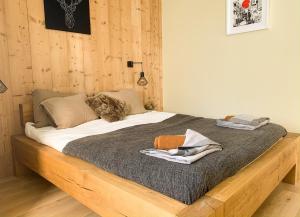 夏蒙尼-勃朗峰Apartment Chinook,La Praz,Chamonix Mont Blanc的一间卧室配有一张木架床
