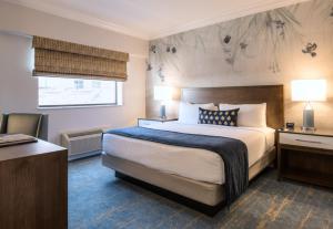 查塔努加The Read House, Downtown City Center的酒店客房配有一张床、一张书桌和一张西德西德西德西德床