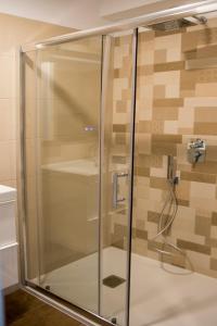 拉克鲁斯LE TERRAZZE 6的浴室里设有玻璃门淋浴