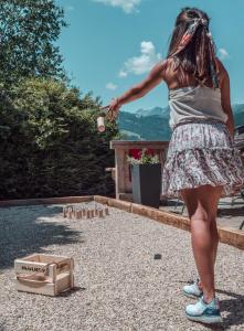 梅杰夫La Ferme du Golf的穿着裙子的女人玩砖头