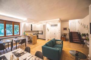 科尔恰诺B&B Il Girasole的一间带绿色沙发的客厅和一间厨房