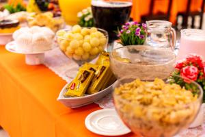 卡拉瓜塔图巴Pousada Porto do Rio的桌上放着一碗食物和鲜花